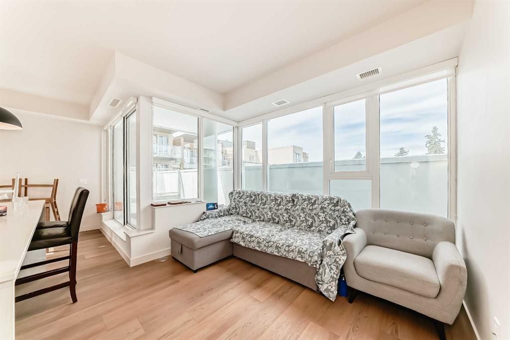 310-1107 Gladstone Road Nw, Calgary, AB - Indoor Photo Showing Living Room