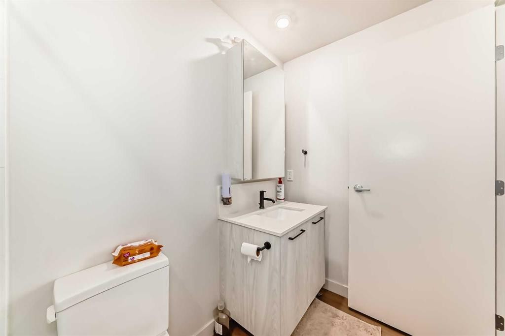 310-1107 Gladstone Road Nw, Calgary, AB - Indoor Photo Showing Bathroom