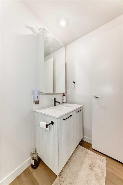 310-1107 Gladstone Road Nw, Calgary, AB - Indoor Photo Showing Bathroom