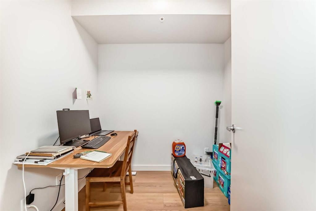 310-1107 Gladstone Road Nw, Calgary, AB - Indoor Photo Showing Office
