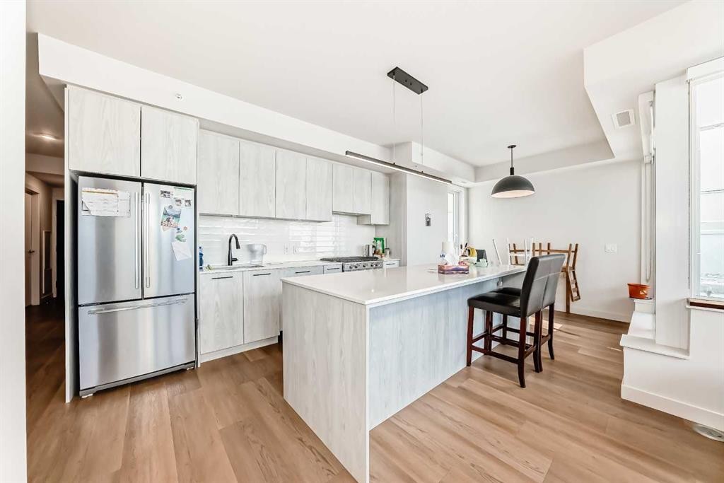 310-1107 Gladstone Road Nw, Calgary, AB - Indoor Photo Showing Kitchen