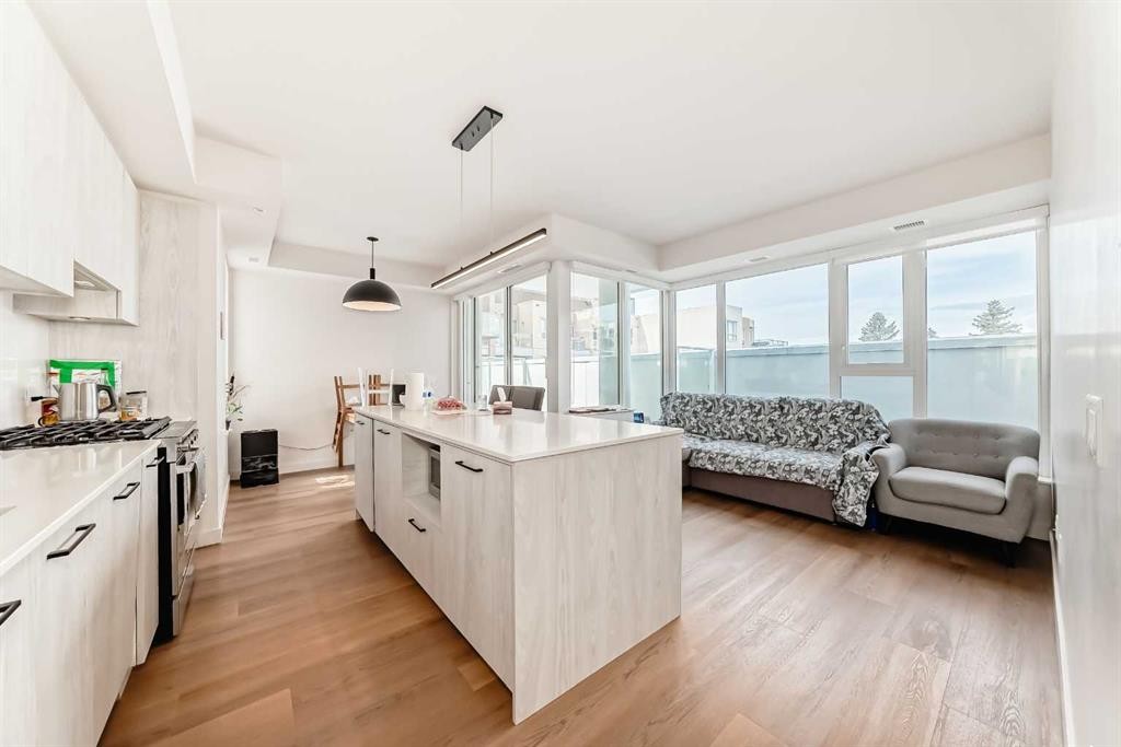 310-1107 Gladstone Road Nw, Calgary, AB - Indoor Photo Showing Kitchen With Upgraded Kitchen