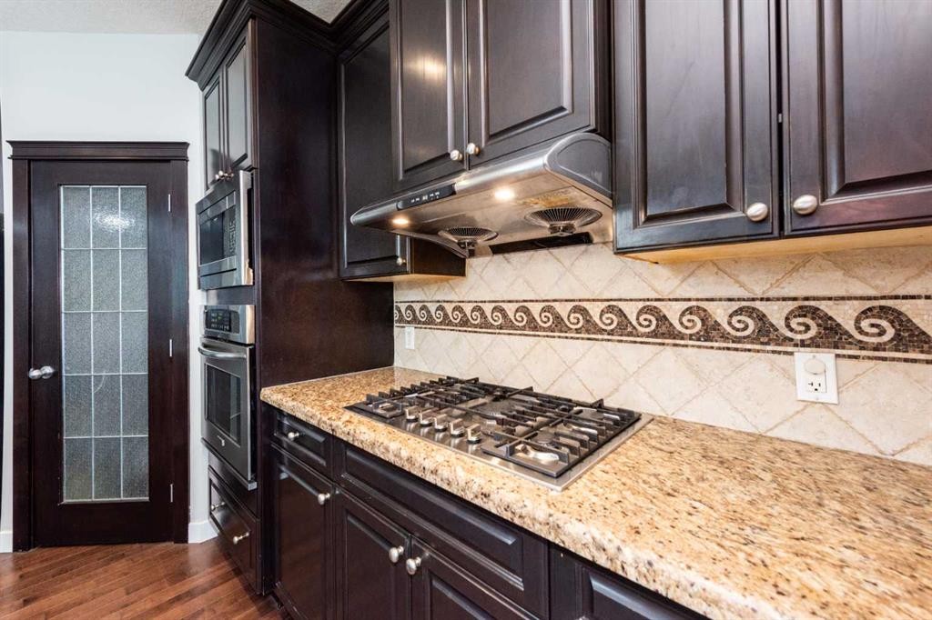 35 Aspen Stone Way Sw, Calgary, AB - Indoor Photo Showing Kitchen