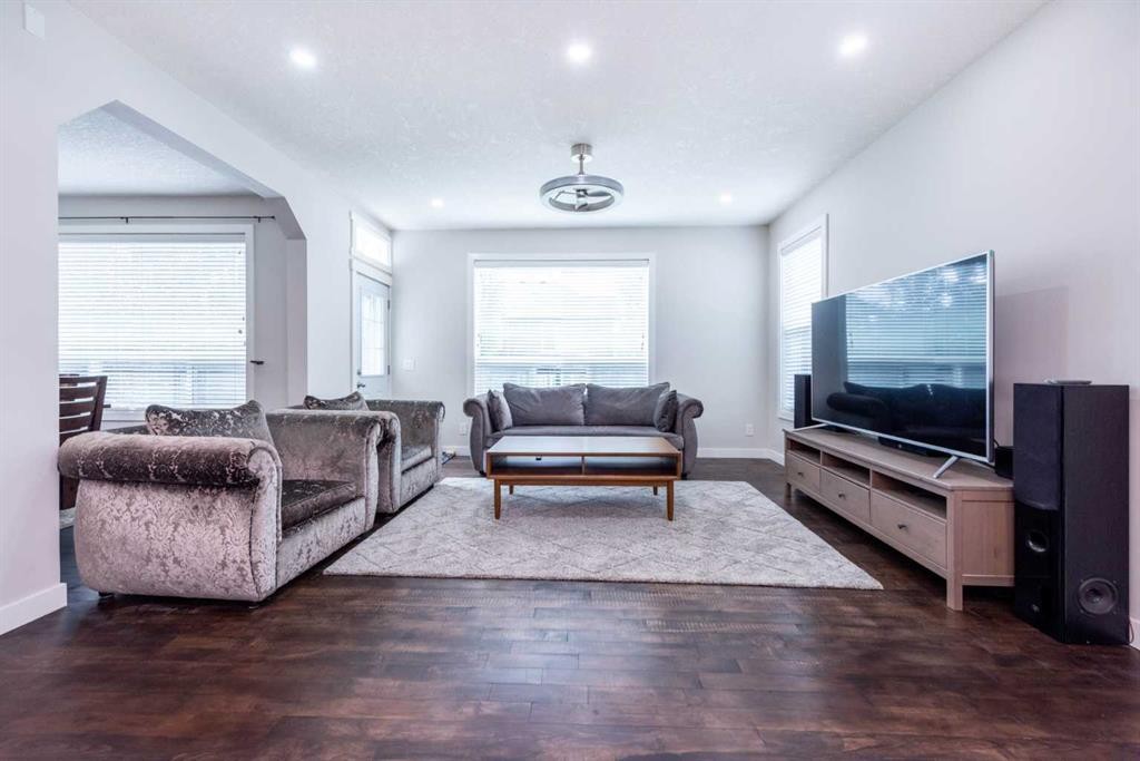 35 Aspen Stone Way Sw, Calgary, AB - Indoor Photo Showing Living Room