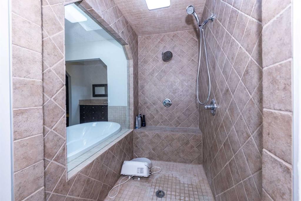 35 Aspen Stone Way Sw, Calgary, AB - Indoor Photo Showing Bathroom
