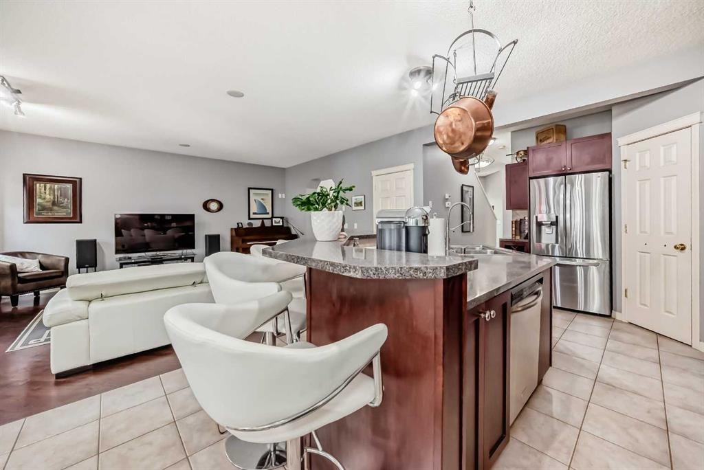 188 Chapala Drive Se, Calgary, AB - Indoor Photo Showing Kitchen