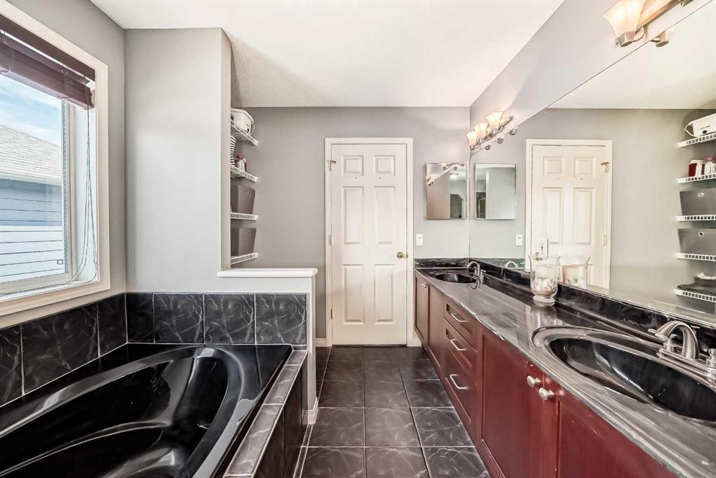 188 Chapala Drive Se, Calgary, AB - Indoor Photo Showing Kitchen