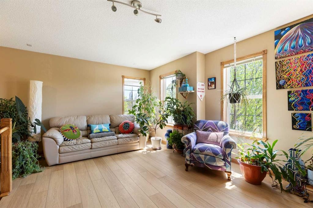34 Tuscany Meadows Drive Nw, Calgary, AB - Indoor Photo Showing Living Room