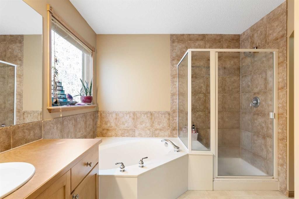 34 Tuscany Meadows Drive Nw, Calgary, AB - Indoor Photo Showing Bathroom