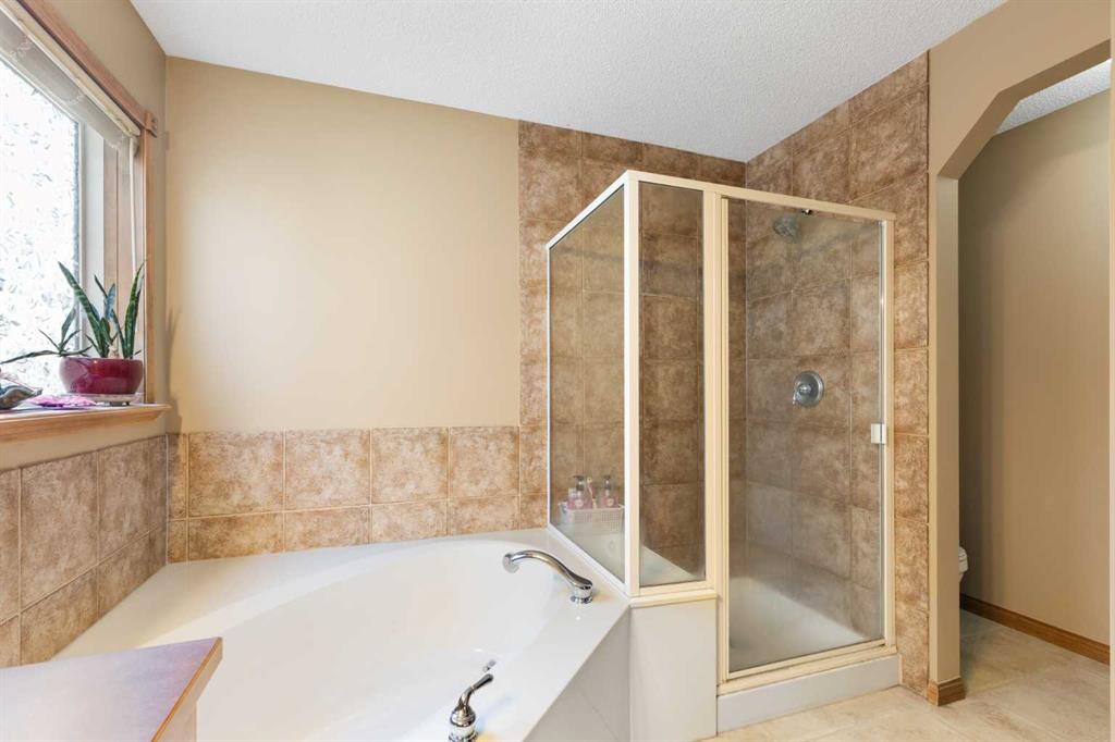 34 Tuscany Meadows Drive Nw, Calgary, AB - Indoor Photo Showing Bathroom