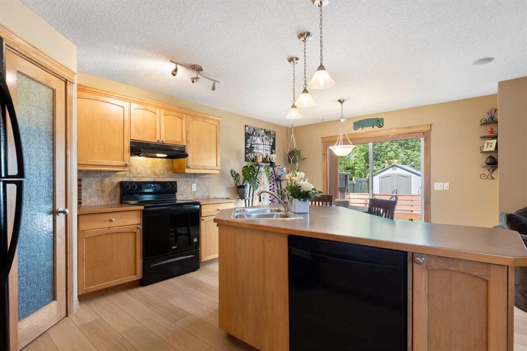 34 Tuscany Meadows Drive Nw, Calgary, AB - Indoor Photo Showing Kitchen With Double Sink