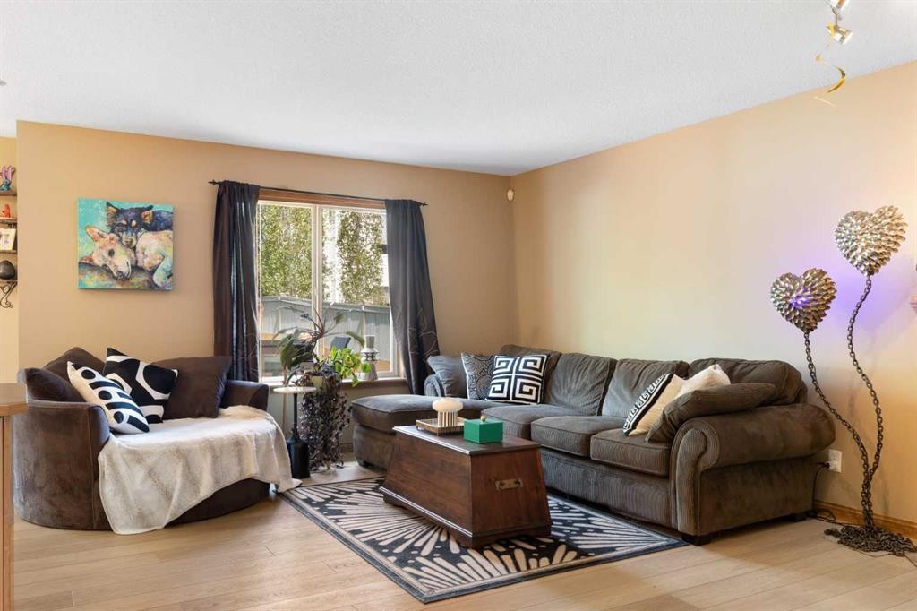34 Tuscany Meadows Drive Nw, Calgary, AB - Indoor Photo Showing Living Room