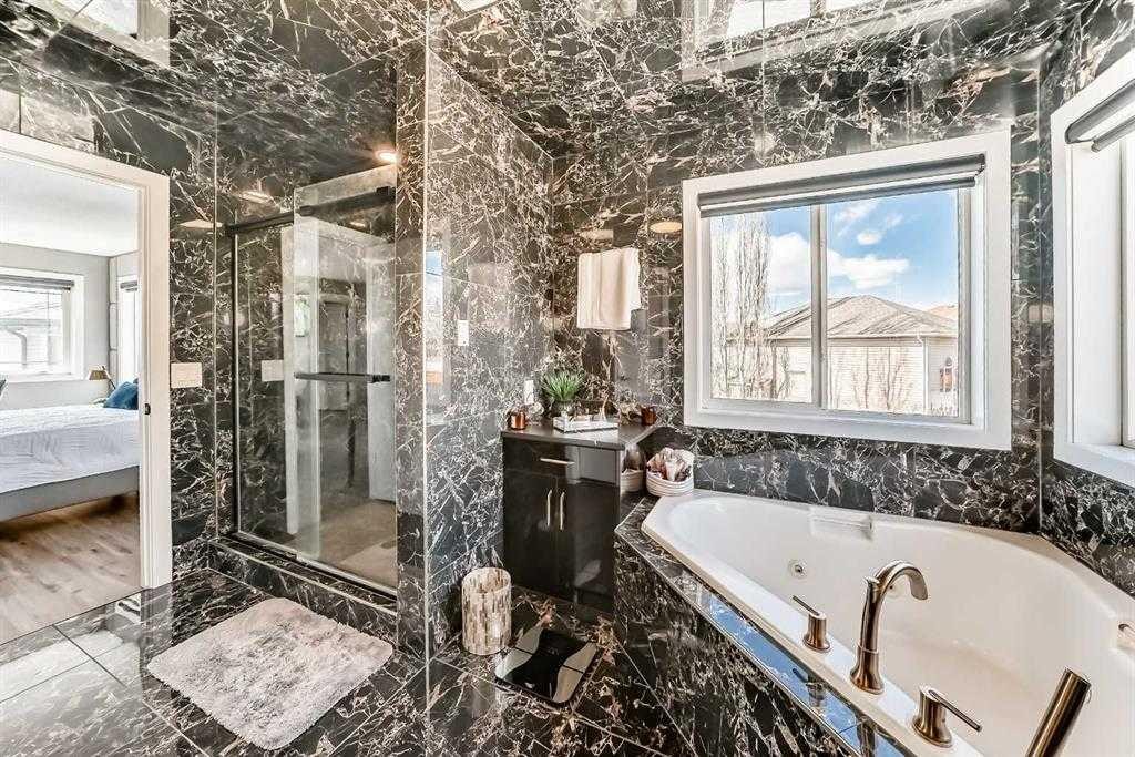 630 Rocky Ridge View Nw, Calgary, AB - Indoor Photo Showing Bathroom