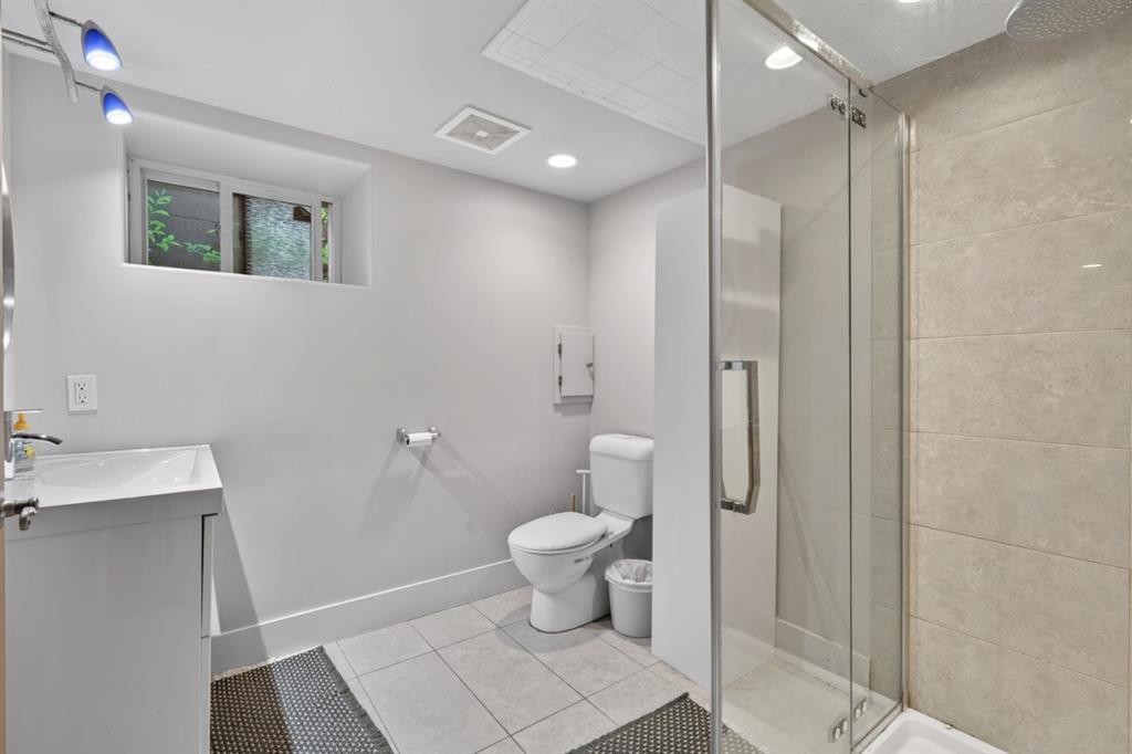 625 29 Avenue Sw, Calgary, AB - Indoor Photo Showing Bathroom