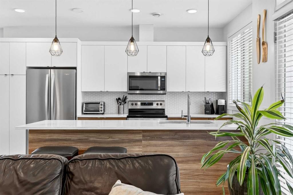 33-230 Seton Passage Se, Calgary, AB - Indoor Photo Showing Kitchen With Stainless Steel Kitchen With Upgraded Kitchen