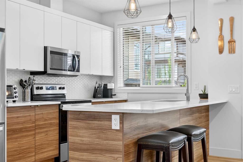 33-230 Seton Passage Se, Calgary, AB - Indoor Photo Showing Kitchen With Upgraded Kitchen