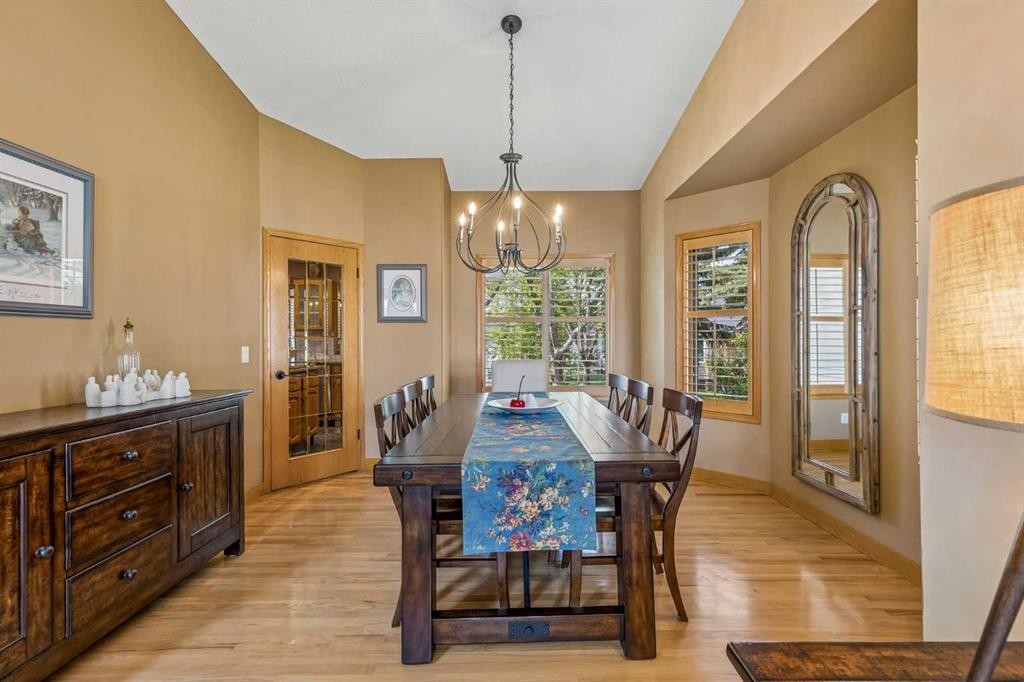 187 Hampshire Close Nw, Calgary, AB - Indoor Photo Showing Dining Room
