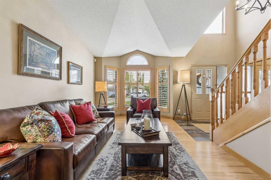 187 Hampshire Close Nw, Calgary, AB - Indoor Photo Showing Living Room