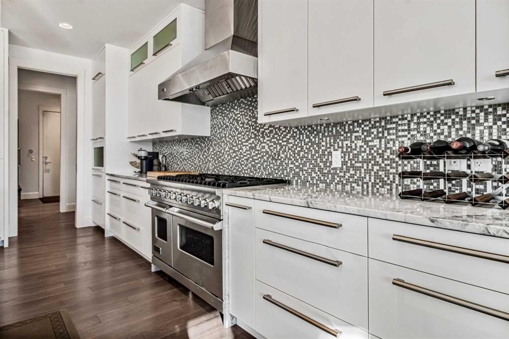 405 29 Avenue Ne, Calgary, AB - Indoor Photo Showing Kitchen With Upgraded Kitchen