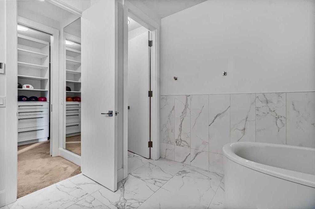 405 29 Avenue Ne, Calgary, AB - Indoor Photo Showing Bathroom