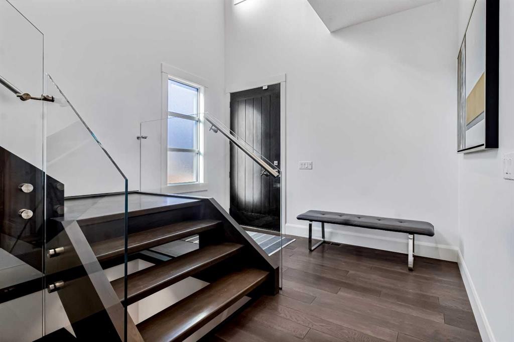 405 29 Avenue Ne, Calgary, AB - Indoor Photo Showing Other Room
