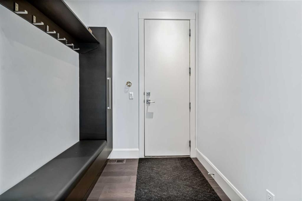 405 29 Avenue Ne, Calgary, AB - Indoor Photo Showing Other Room