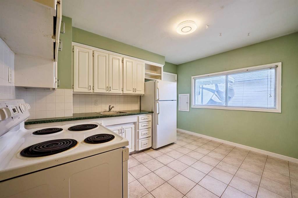 2511 22 Street Nw, Calgary, AB - Indoor Photo Showing Kitchen