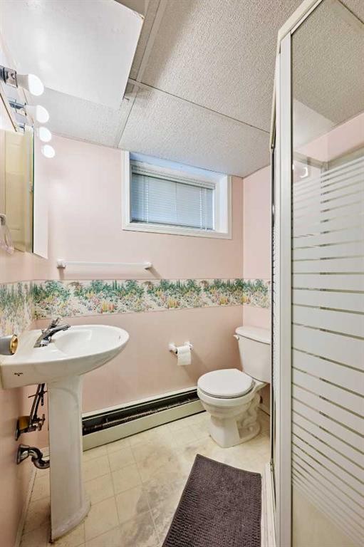 2511 22 Street Nw, Calgary, AB - Indoor Photo Showing Bathroom