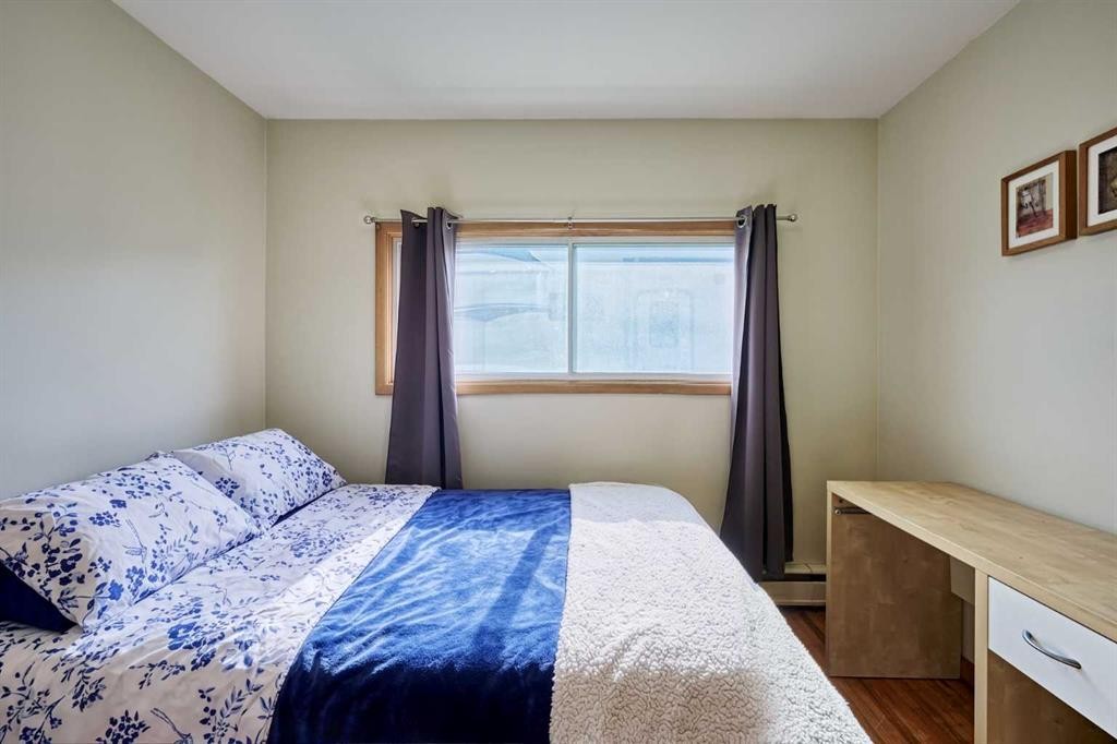 2511 22 Street Nw, Calgary, AB - Indoor Photo Showing Bedroom