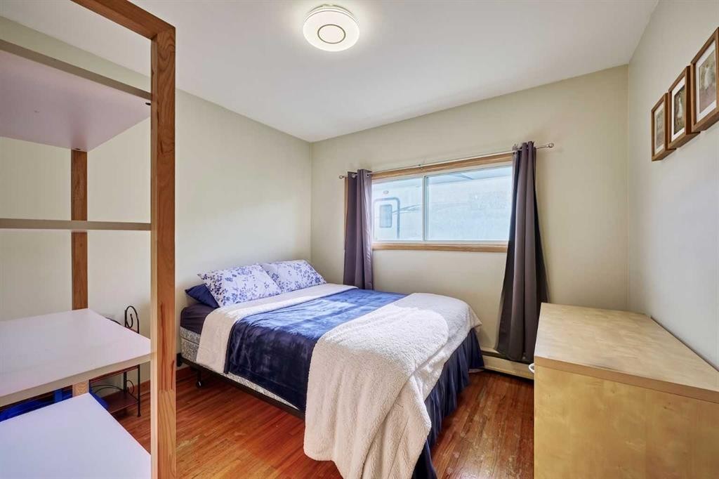 2511 22 Street Nw, Calgary, AB - Indoor Photo Showing Bedroom