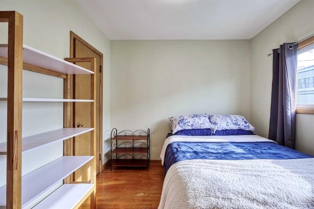 2511 22 Street Nw, Calgary, AB - Indoor Photo Showing Bedroom