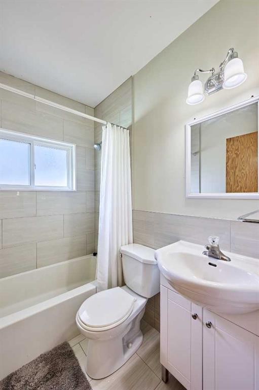 2511 22 Street Nw, Calgary, AB - Indoor Photo Showing Bathroom