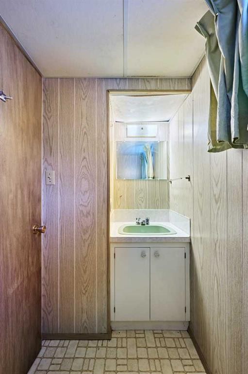 2511 22 Street Nw, Calgary, AB - Indoor Photo Showing Bathroom