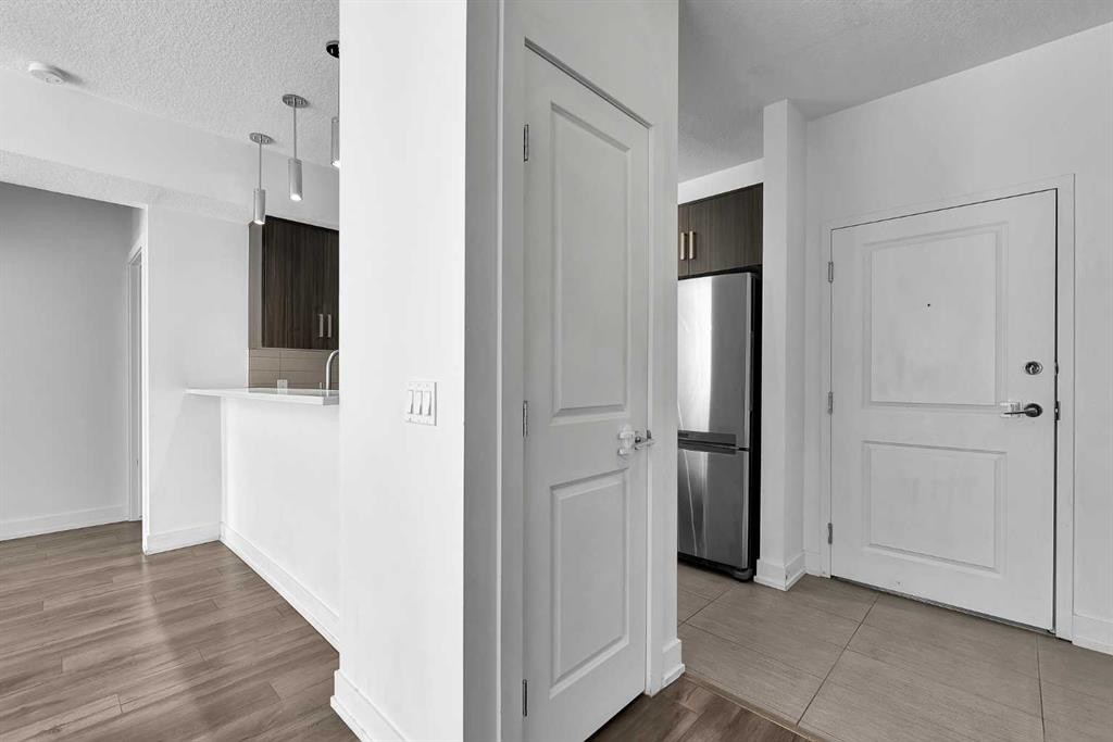 107-611 Edmonton Trail Ne, Calgary, AB - Indoor Photo Showing Kitchen With Double Sink With Upgraded Kitchen