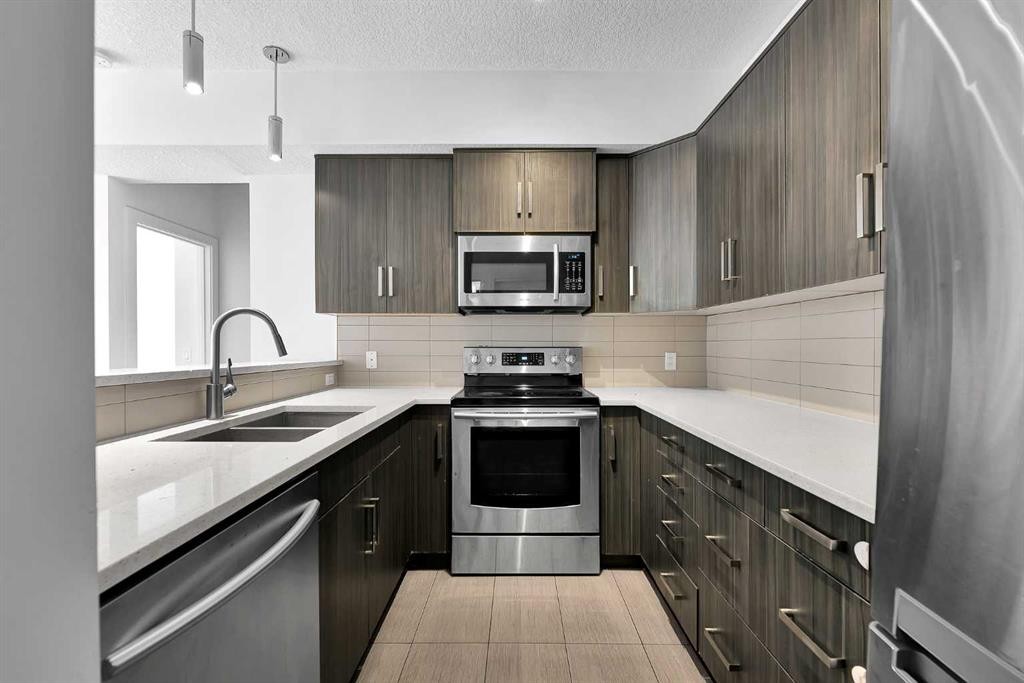 107-611 Edmonton Trail Ne, Calgary, AB - Indoor Photo Showing Kitchen