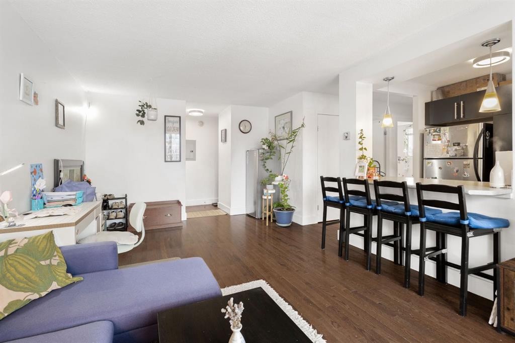 408-505 19 Avenue Sw, Calgary, AB - Indoor Photo Showing Living Room