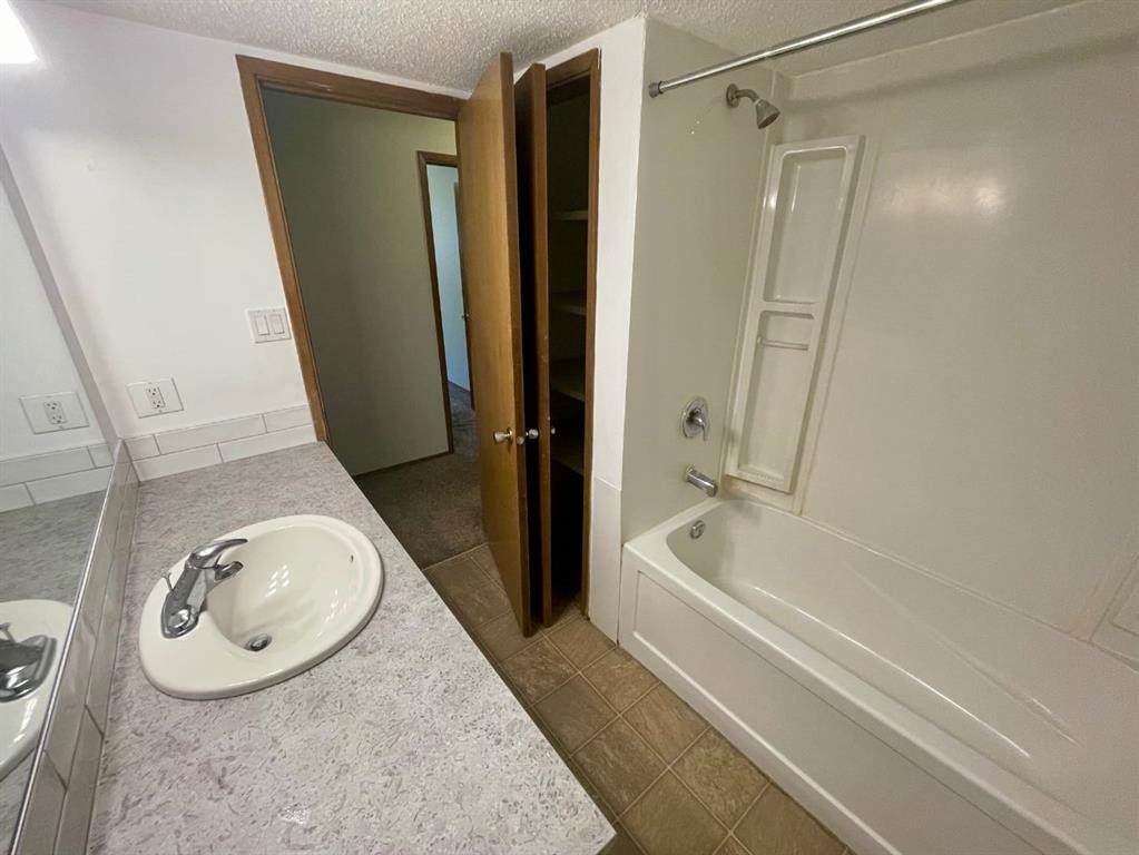 4824 Varsity Drive Nw, Calgary, AB - Indoor Photo Showing Bathroom