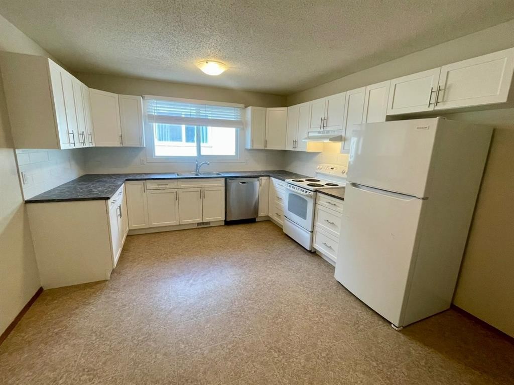 4824 Varsity Drive Nw, Calgary, AB - Indoor Photo Showing Kitchen With Double Sink