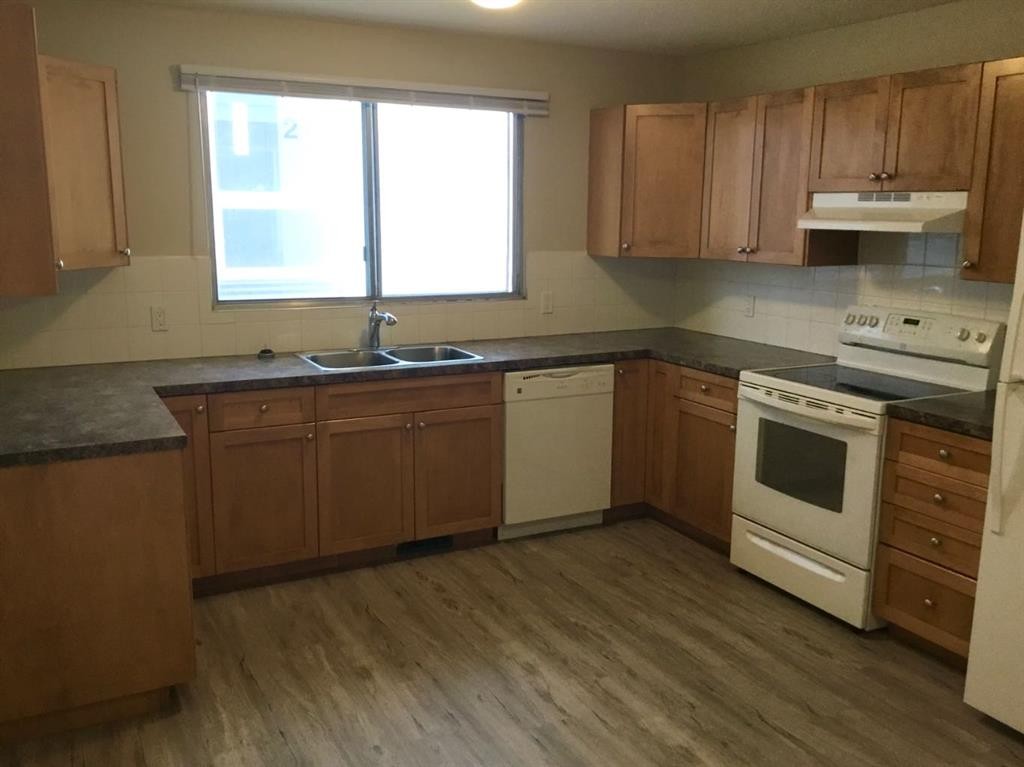 4824 Varsity Drive Nw, Calgary, AB - Indoor Photo Showing Kitchen With Double Sink