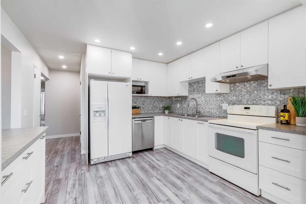 3394 Breton Close Nw, Calgary, AB - Indoor Photo Showing Kitchen