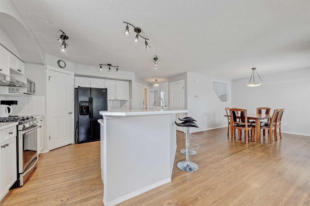 36 Mt Selkirk Close Se, Calgary, AB - Indoor Photo Showing Kitchen