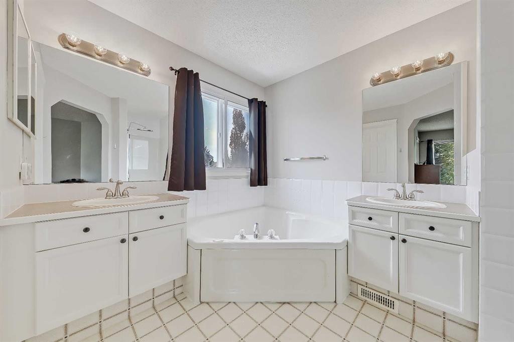 36 Mt Selkirk Close Se, Calgary, AB - Indoor Photo Showing Bathroom