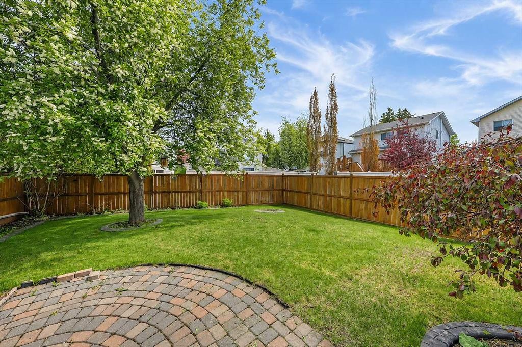 36 Mt Selkirk Close Se, Calgary, AB - Outdoor With Backyard