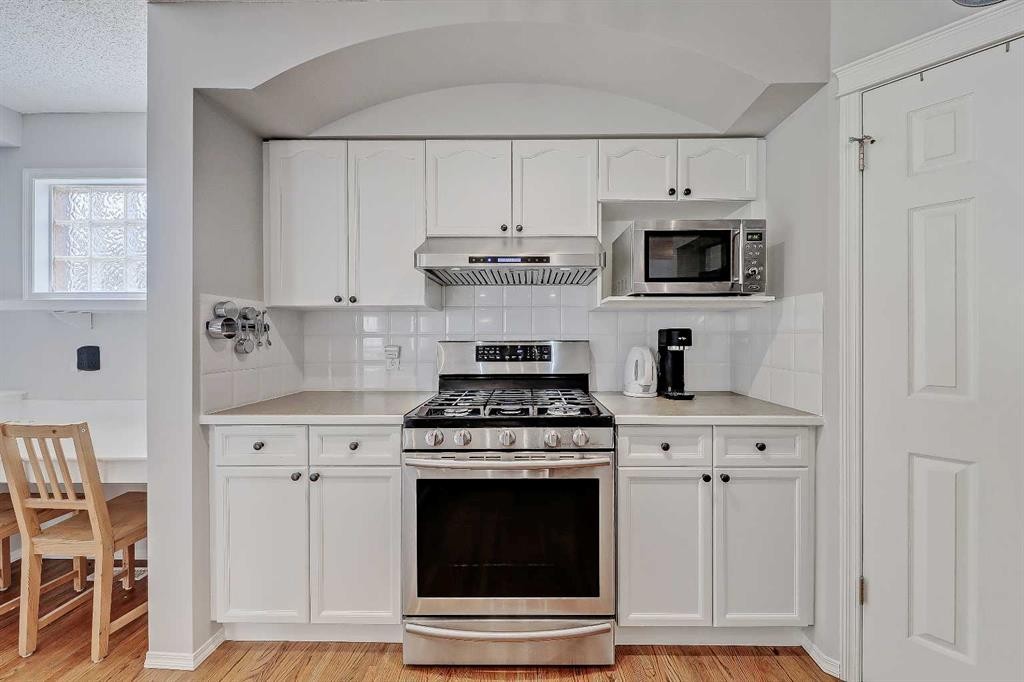 36 Mt Selkirk Close Se, Calgary, AB - Indoor Photo Showing Kitchen