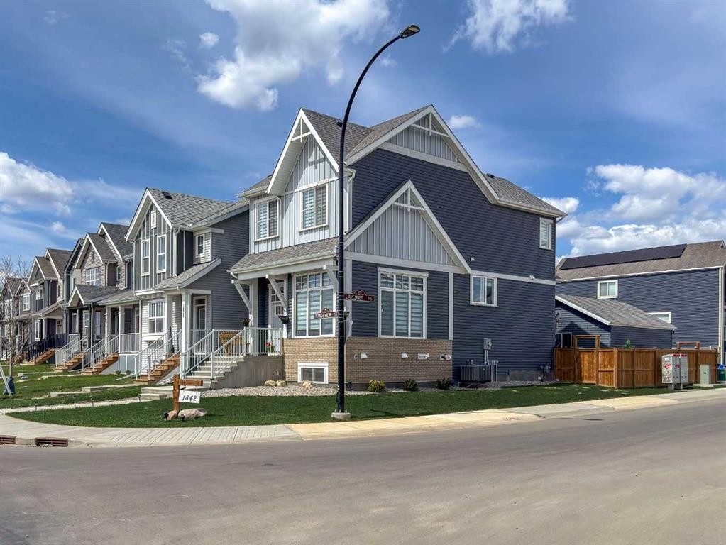 1842 Rangeview Drive Se, Calgary, AB - Outdoor With Facade