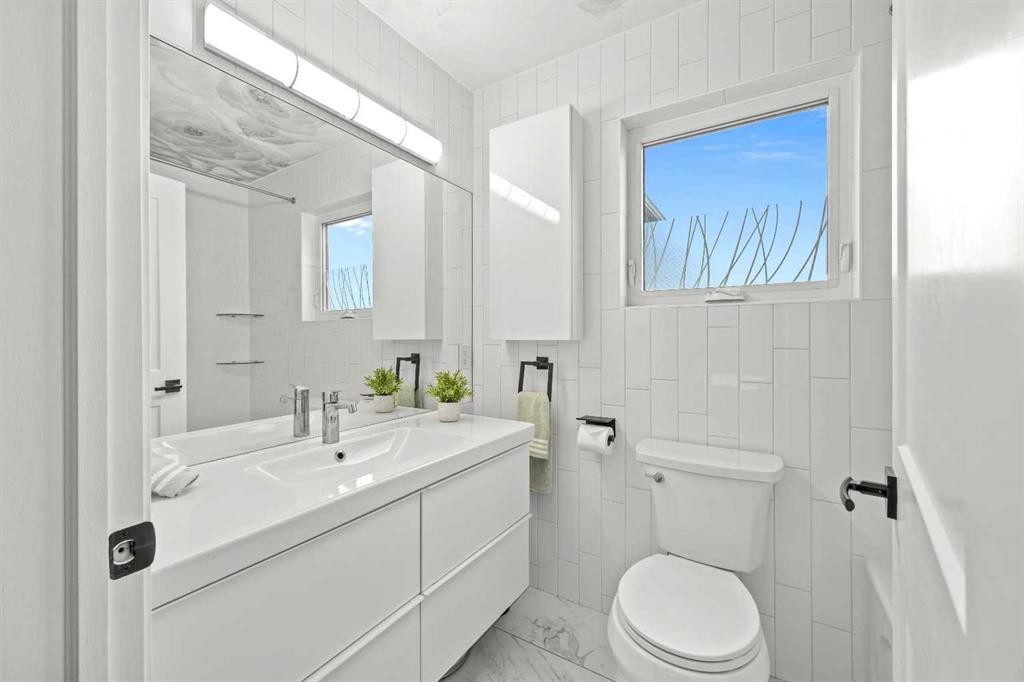 260 Riverside Mews Se, Calgary, AB - Indoor Photo Showing Bathroom