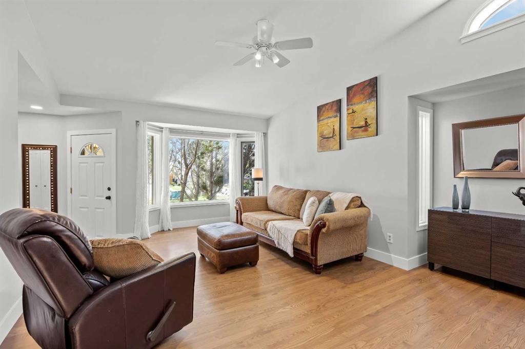 260 Riverside Mews Se, Calgary, AB - Indoor Photo Showing Living Room