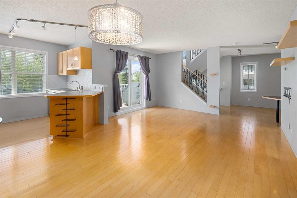 2504-7171 Coach Hill Road, Calgary, AB - Indoor Photo Showing Kitchen