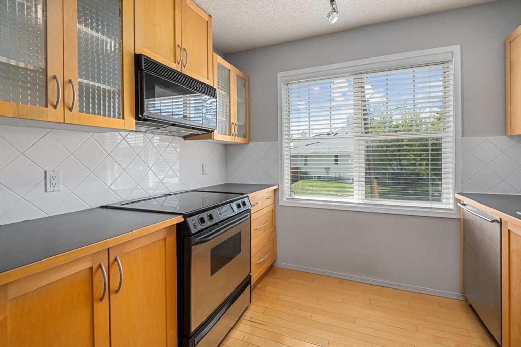 2504-7171 Coach Hill Road, Calgary, AB - Indoor Photo Showing Kitchen