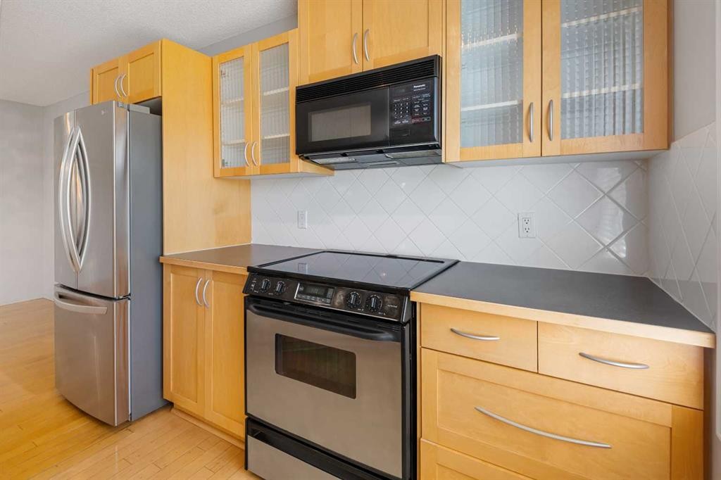 2504-7171 Coach Hill Road, Calgary, AB - Indoor Photo Showing Kitchen